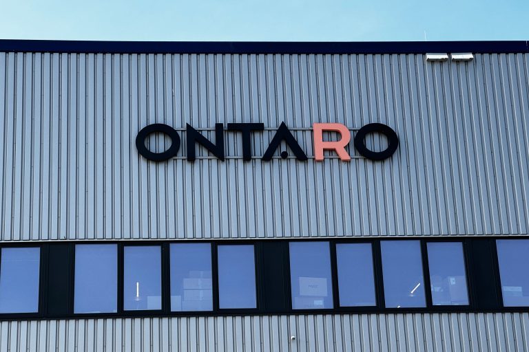 Front einer Lagerhalle mit großem ONTARO Logo