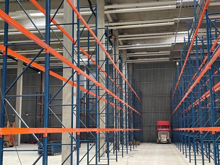 Logistik-Lagerhalle mit leeren Hochregalen