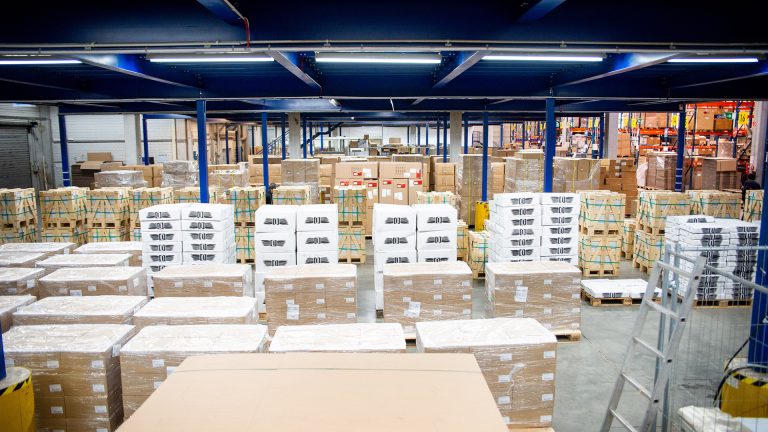 Palettierte Ware in einer Lagerhalle.