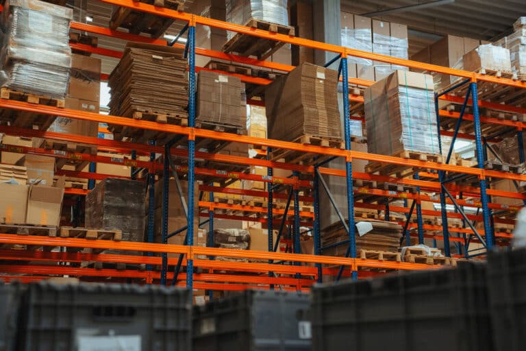 Lagerhaltung von Versandmaterial bei ONTARO: Bestandsmanagement von Kartonagen in einem industriellen Regalsystem.