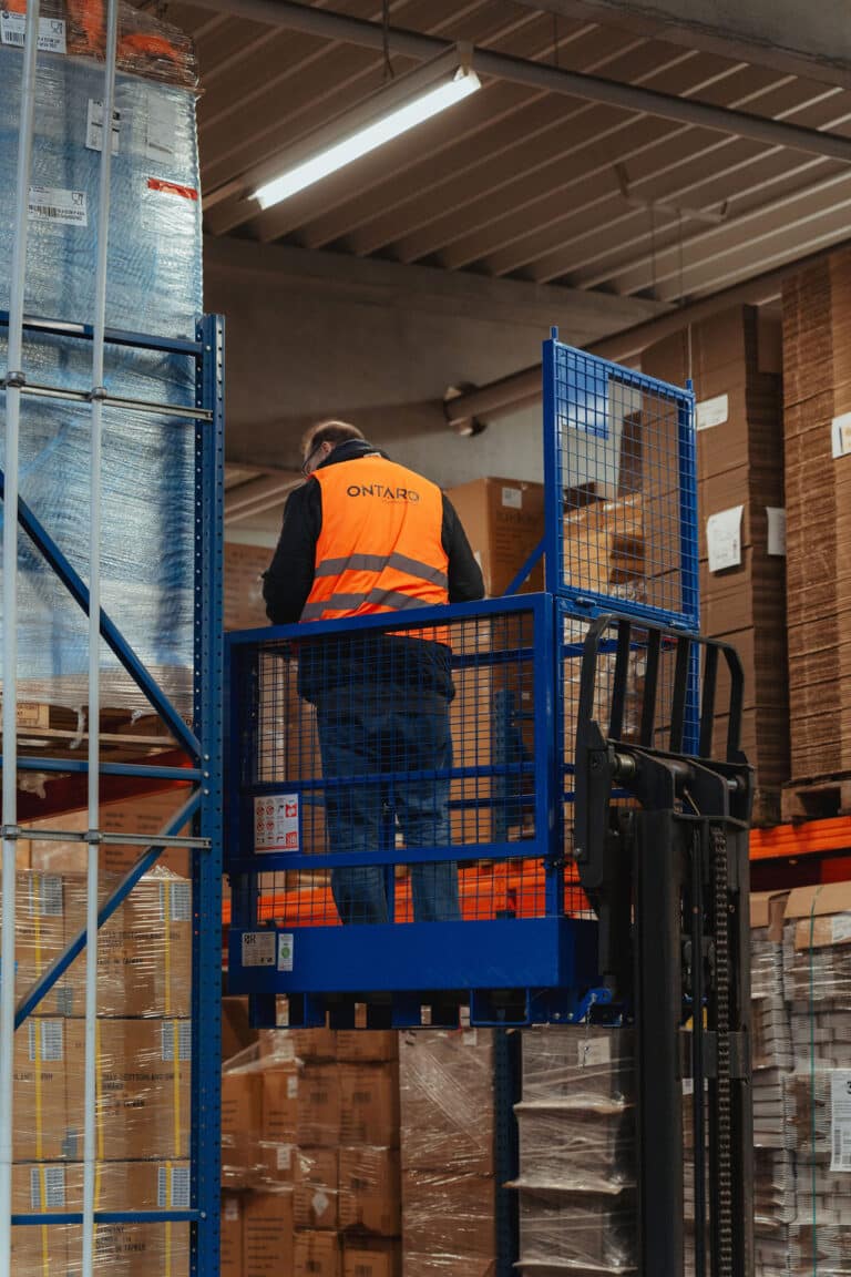 Effiziente Kommissionierung bei ONTARO: Fachkraft bei der Inventur und Warenentnahme im Palettenlager.