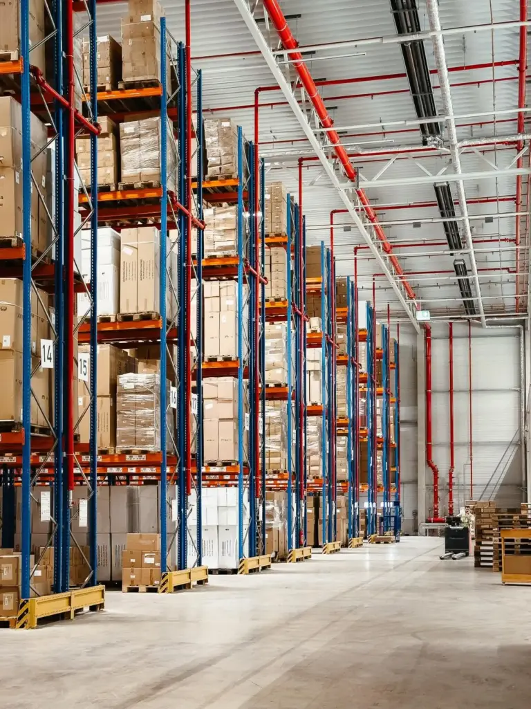 Lagerhalle mit Hochregalen