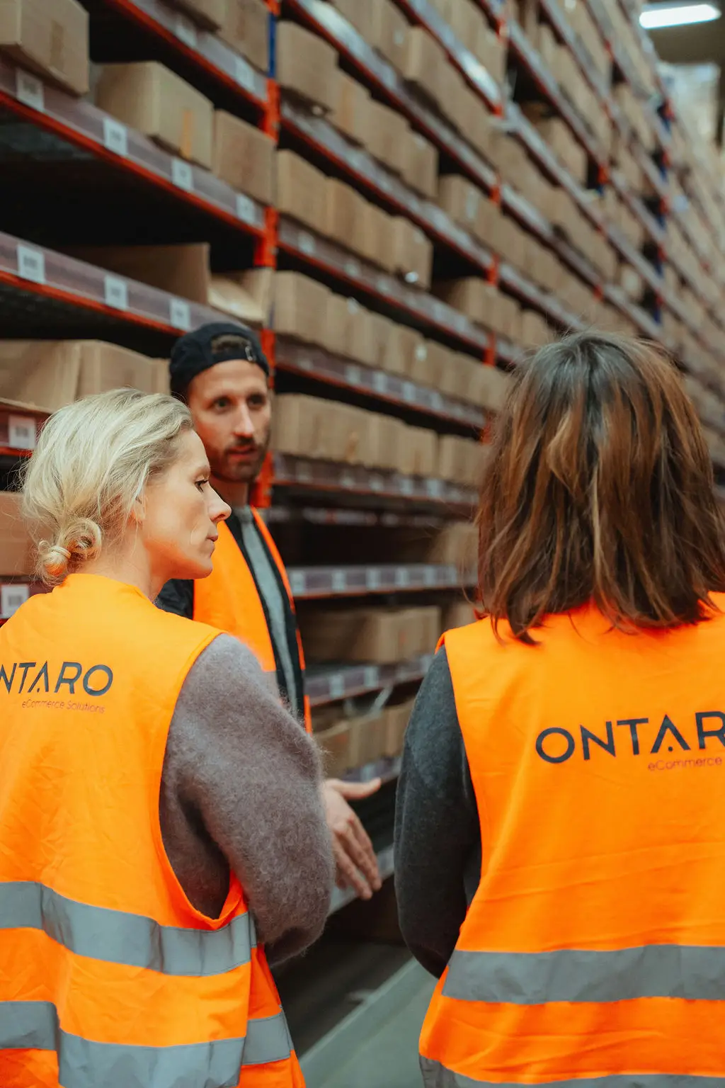 Drei Mitarbeiter im Logistikzentrum