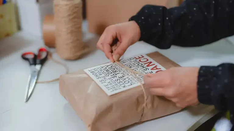 Verpackung eines Pakets mit einer Kordel